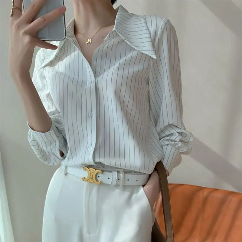 Camisa Minimalista Lapela e Manga Longa