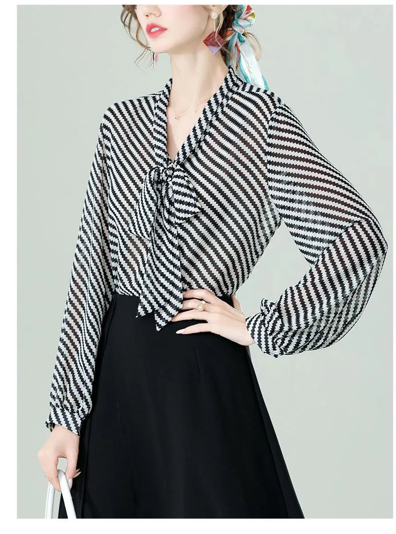 Blusa em Chiffon Listrada Manga Solta e Laço