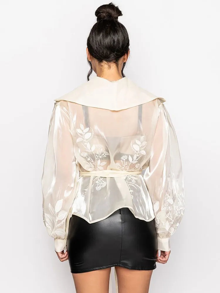 Blusa em Renda Casual Decote V Manga Longa