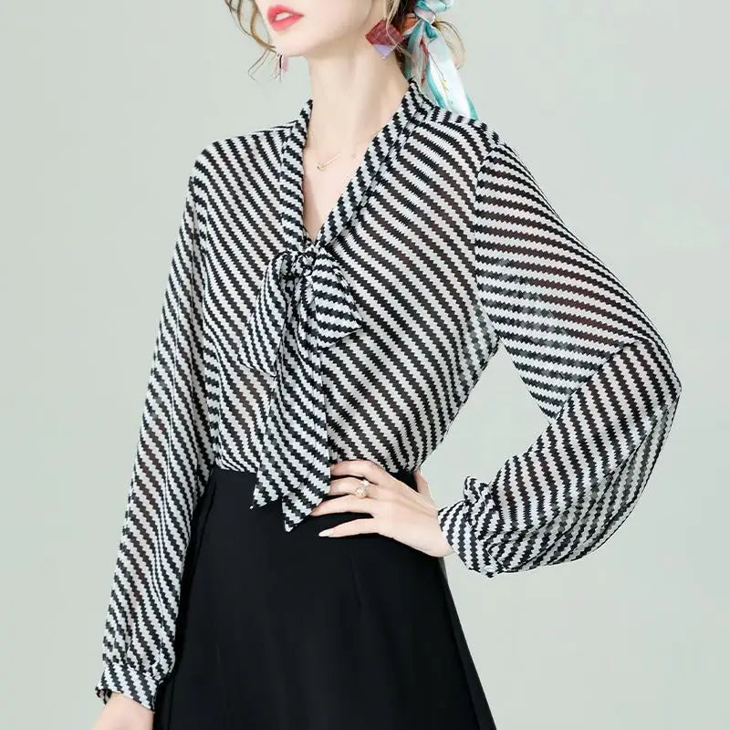 Blusa em Chiffon Listrada Manga Solta e Laço