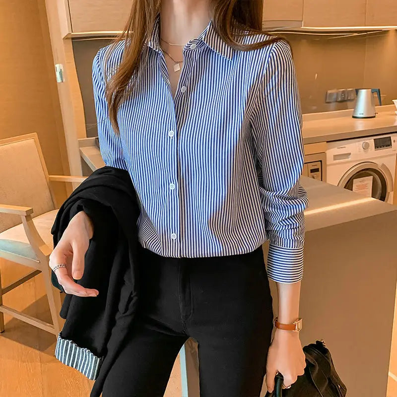 Camisa Feminina de Botão Listrada Atemporal