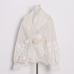Blusa em Renda Casual Decote V Manga Longa