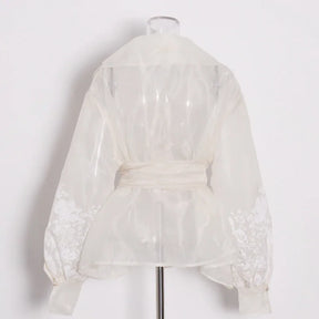 Blusa em Renda Casual Decote V Manga Longa