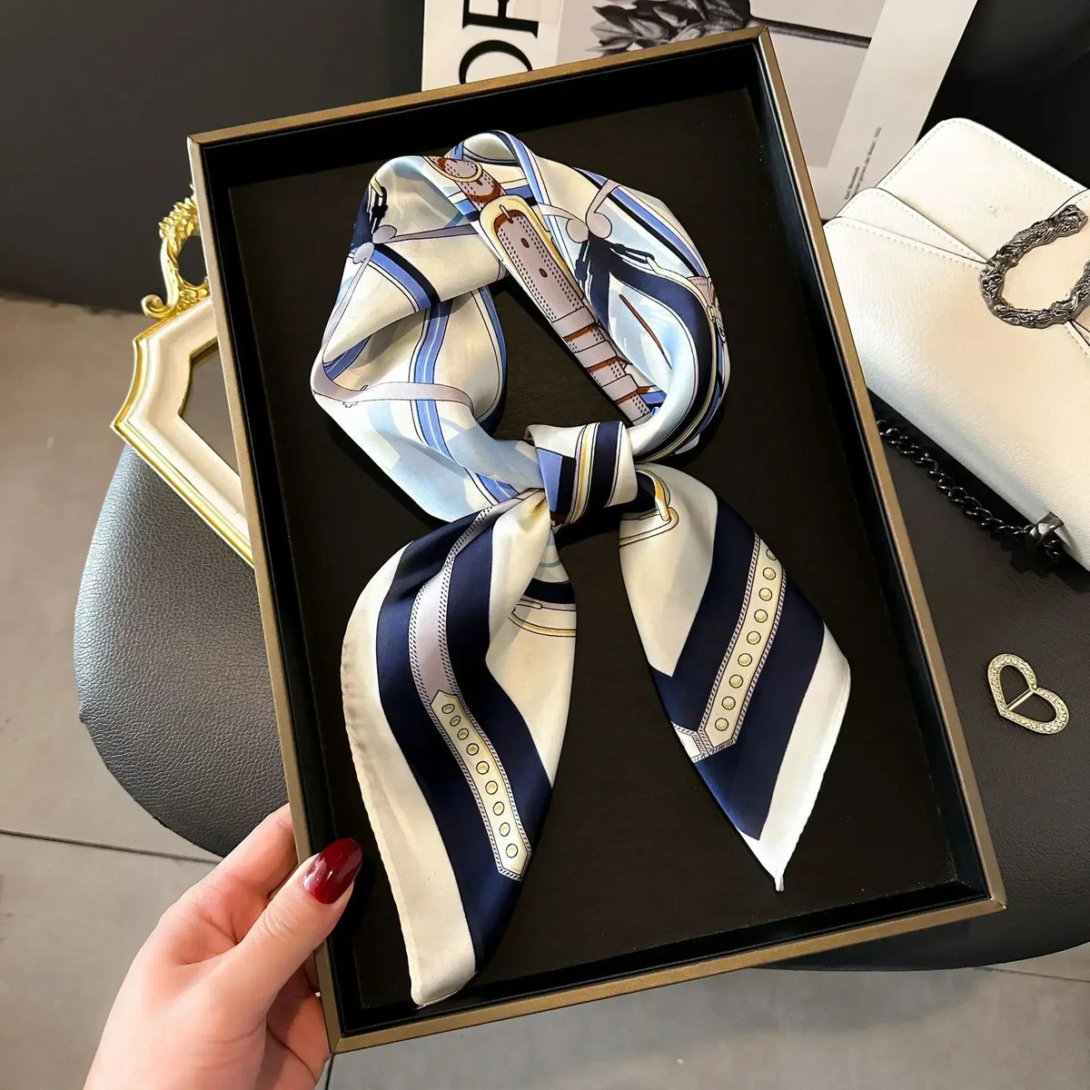 Lenço Cetim de  Seda com Estampado