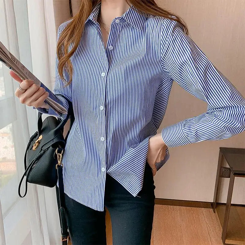 Camisa Feminina de Botão Listrada Atemporal