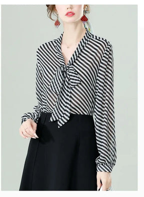Blusa em Chiffon Listrada Manga Solta e Laço