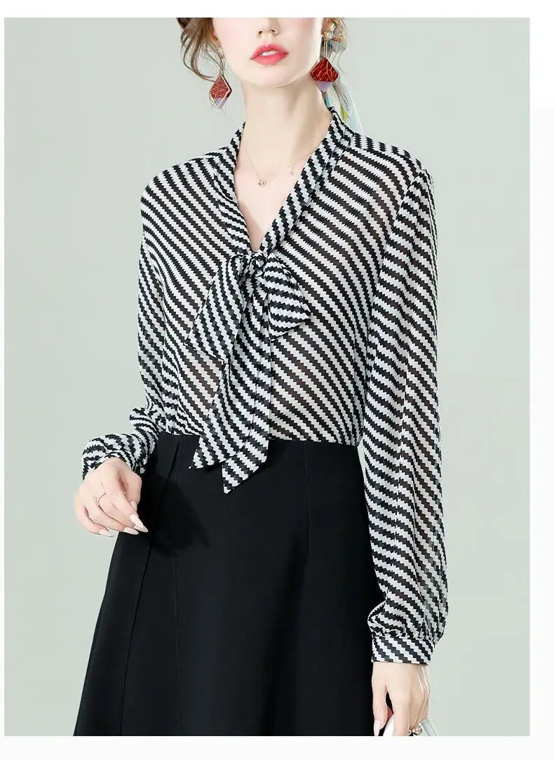 Blusa em Chiffon Listrada Manga Solta e Laço