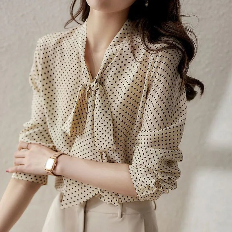 Camisa Feminina em Estampa Poá Manga Longa e Laço